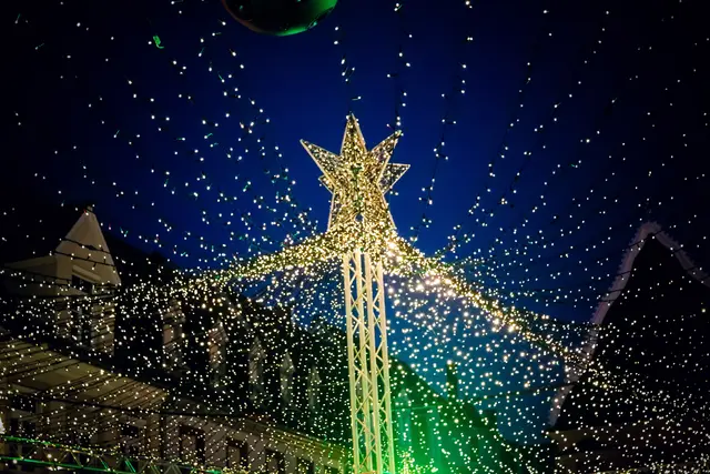 Lichtermeer über der Schlittschuhbahn auf dem Speyerer Weihnachts- und Neujahrsmarkt | Foto: Cornelia Bauer