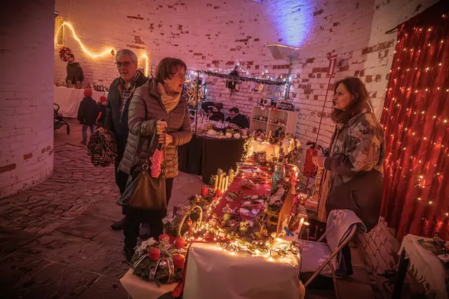 Stilvolles Kunsthandwerk, weihnachtliche Deko und festliche Genüsse - auf dem Weihnachtsmarkt in Germersheim 2025 | Foto: Paul Needham
