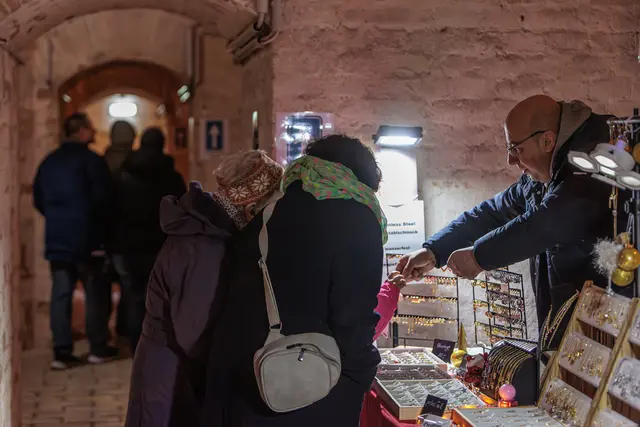 Auf der Suche nach dem passenden Weihnachtsgeschenk | Foto: Paul Needham
