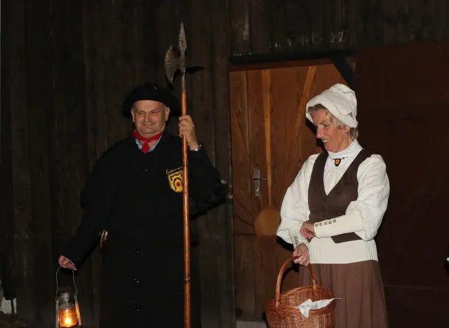 Während des Spaziergangs mit dem Nachtwächter trifft man immer wieder auf Leimersheimer Persönlichkeiten, die aus der Heimatgeschichte erzählen, wie die Marketenderin Gerda | Foto: Heike Schwitalla