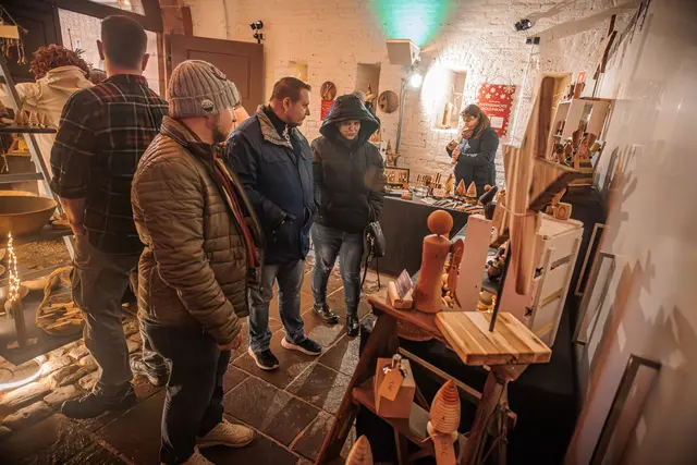 Stilvolles Kunsthandwerk, weihnachtliche Deko und festliche Genüsse - auf dem Weihnachtsmarkt in Germersheim 2025 | Foto: Paul Needham