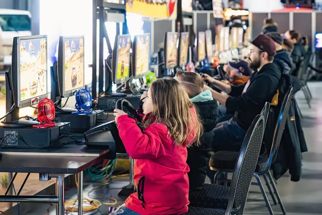 Perfektes Ausflugsziel für die ganze Familie: Auf der Retroböse zeigen Eltern ihren Kindern, womit sie früher gespielt haben, und erklären die Gaming-Welt 
vergangener Jahrzehnte | Foto: TMSNHSP