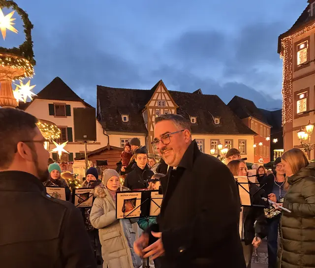 Oberbürgermeister Marc Weigel bei der feierlichen Eröffnung des Weihnachtsmarktes der Kunigunde vor dem Königsbrunnen. | Foto: Stadtmarketing/Karolina Ledwig