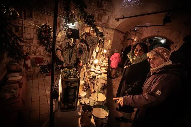 Stilvolles Kunsthandwerk, weihnachtliche Deko und festliche Genüsse - auf dem Weihnachtsmarkt in Germersheim 2025 | Foto: Paul Needham