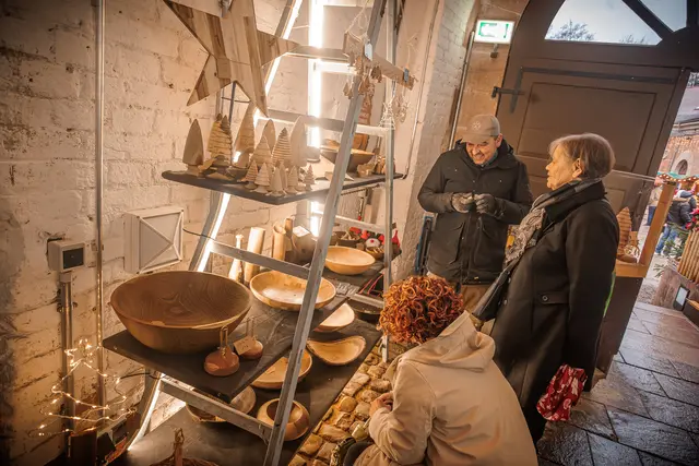 Stilvolles Kunsthandwerk, weihnachtliche Deko und festliche Genüsse - auf dem Weihnachtsmarkt in Germersheim 2025 | Foto: Paul Needham