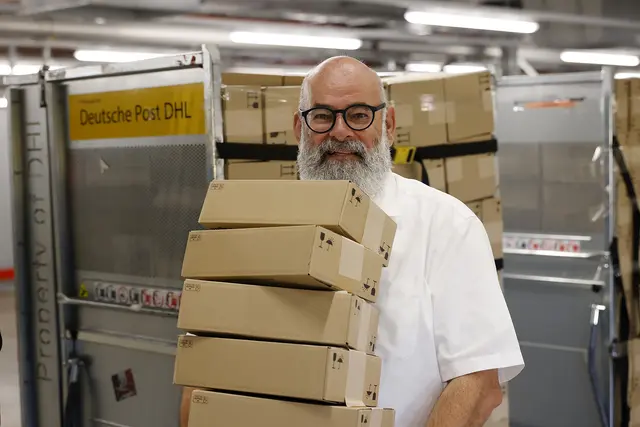 Rudi Herz ist der Leiter des Paketzentrums Speyer - und derzeit schwer im Stress. Die Vorweihnachtszeit mit vielen Bestellungen und dann die „Nachweihnachtszeit“ mit Retouren und Umtauschaktionen ist lange geplant. Mehr Personal, mehr Fahrzeuge, mehr Routen. | Foto: Bernd Georg/Deutsche Post