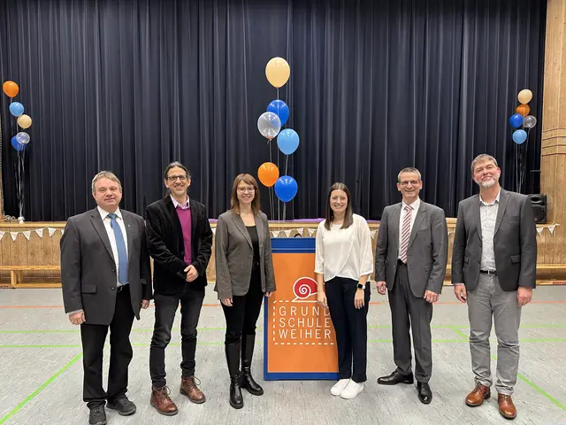 v.l.n.r.: Diakon Frank Fischer, Personalrat des Staatlichen Schulamts Giuseppe Pintaudi; Bürgermeisterin Katharina Kimmich, Julia Kempf, Schulleiter Jörg Weber und Schulrat Michael Wochner | Foto: Gemeinde Ubstadt-Weiher 