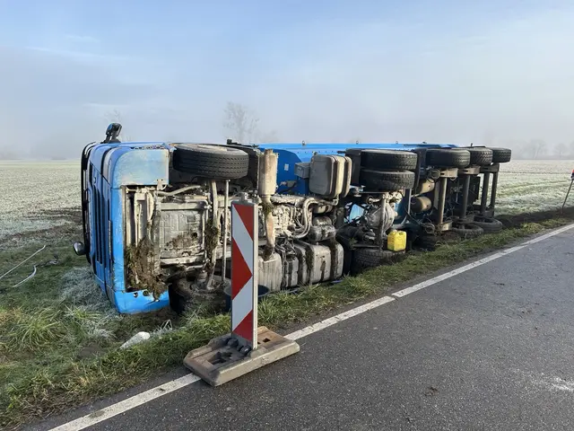 umgekippter Lkw auf der L549 | Foto: Polizei Germersheim