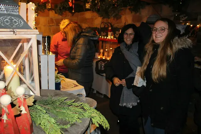 Silke Schick mit Tochter Sophie beim Bummel durch die Höfe mit ihren schönen Kunsthandwerk-Ständen | Foto: Markus Pacher