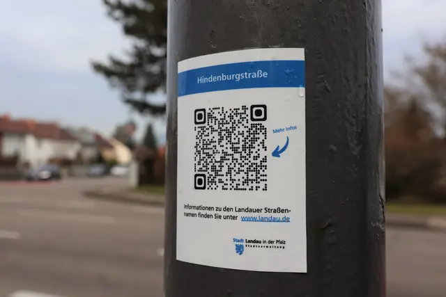 QR-Codes unterhalb der Straßenschilder führen zu ausführlicheren Informationen über die Namensgeber | Foto: Stadt Landau