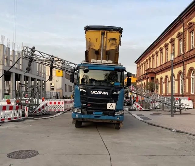 Unfall am Hauptbahnhof: Baustellenbrücke stürzt auf Lkw | Foto: Polizei Neustadt