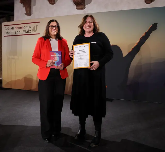 Sandra Baumbach aus dem ISB-Vorstand (links) ehrte Anna Kern mit dem Sonderpreis  | Foto: Alexander Sell/ISB