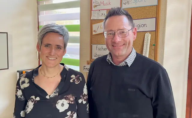 Manuela Brandschert (links)  hat die Leitung der Grundschule Altleiningen übernommen. Die 49-Jährige, die vom Ersten Beigeordneten der Verbandsgemeinde Leiningerland, Kay Kronemayer, an ihrer neuen Wirkungsstätte begrüßt wurde, war zuvor Konrektorin in Otterberg. | Foto: VGL/Schifferstein