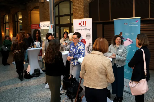 Der Abend wurde auch dazu genutzt, Kontakte zu knüpfen und sich auszutauschen | Foto: Alexander Sell/ISB