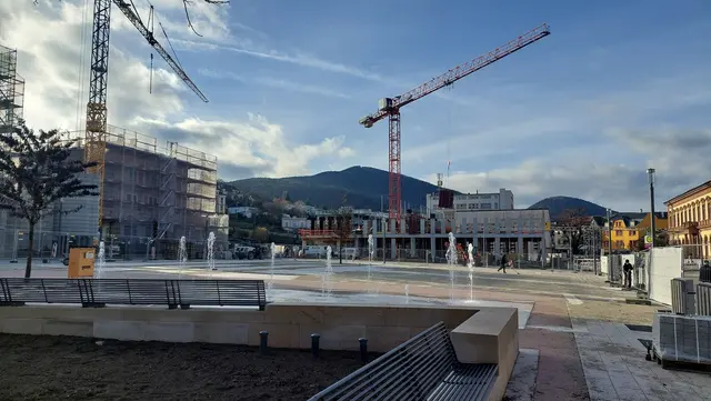 Baustellenbesuch auf drei Großbaustellen in der Innenstadt: Alle Arbeiten gehen gut voran. Hier werden gerade die Wasserfontänen auf dem Bahnhofsvorplatz getestet | Foto: Stadt Neustadt