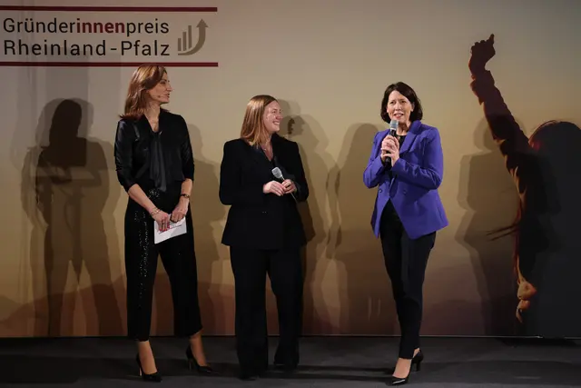 Moderatorin Daniela Bublitz (v. l.) mit der rheinland-pfälzischen Frauenministerin Katharina Binz und der rheinland-pfälzischen Wirtschaftsministerin Daniela Schmitt | Foto: Alexander Sell/ISB
