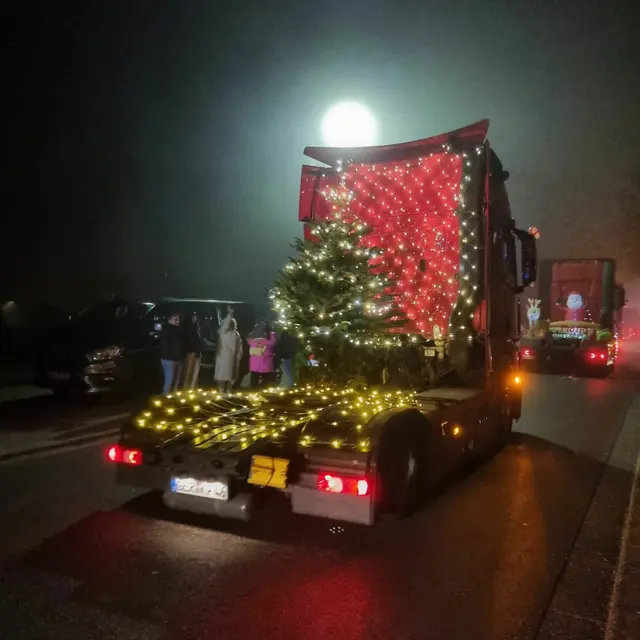 Weihnachten auf Achse 2025: Die geschmückten Lkw lassen sich neben vielen Lichterketten auch andere liebevolle Details einfallen, wie hier ein Weihnachtsbaum. | Foto: www.Weihnachten-Auf-Achse.de/gratis