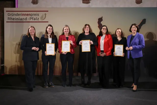 Gründerinnenpreis RLP 2025: die Preisträgerinnen mit Katharina Binz (links), rheinland-pfälzische Frauenministerin, Sandra Baumbach (Dritte von rechts) aus dem Vorstand der ISB und Daniela Schmitt, rheinland-pfälzische Wirtschaftsministerin  | Foto: Alexander Sell/ISB