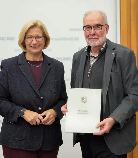 Die saarländische Ministerpräsidentin, Anke Rehlinger zeichnet  Franz Rudolf Klos | Foto: Staatskanzlei des Saarlandes