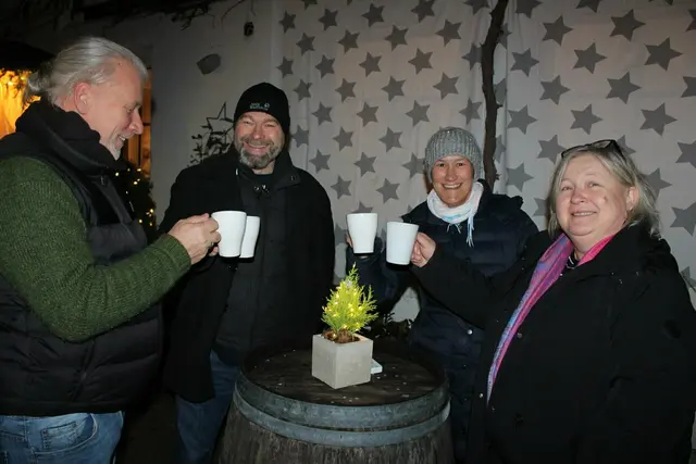 Glühwein sorgt für gute Stimmung und hilft gegen die Kälte. | Foto: Markus Pacher