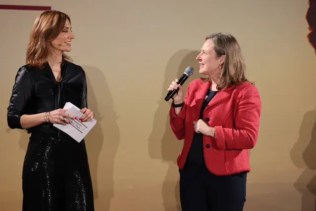 Im Gespräch mit Moderatorin Daniela Bublitz: Beatrix Förster (rechts) gewann den Unternehmerinnenpreis in der Kategorie "Jungunternehmerin" | Foto: Alexander Sell/ISB