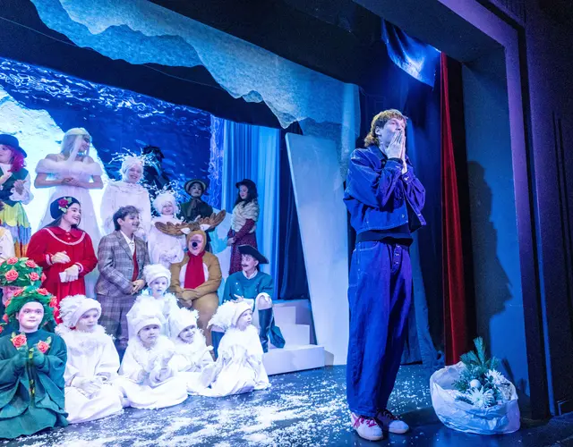 Das Esemble mit dem Regisseur Paul Kaufmann | Foto: Wolfgang Neuberth