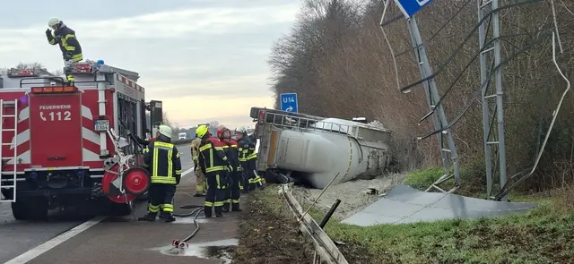 Die Bergung des Lkw dürfte noch einiges an Zeit in Anspruch nehmen | Foto: Daniel Heintz