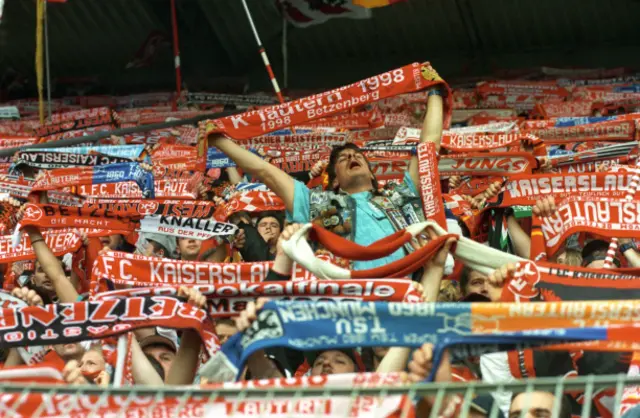 Fans feiern den Deutschen Meistertitel des 1. FC Kaiserslautern in der Saison 1997/1998 | Foto: Copyright Picture Alliance/Foto: Werner Baum 