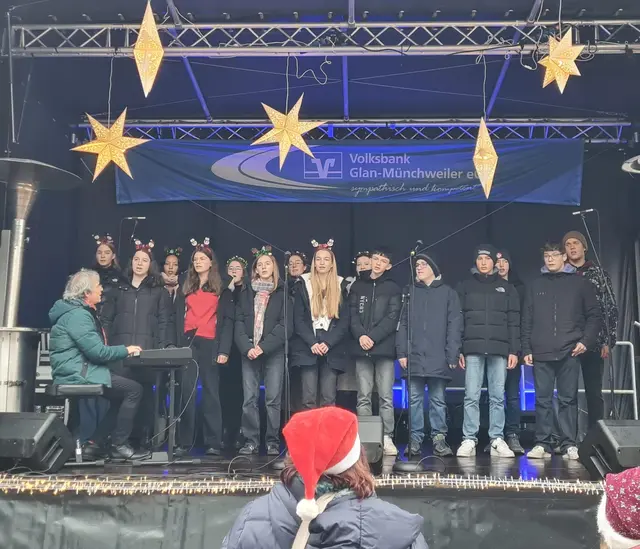 Auf der Bühne wird ein musikalisches Programm geboten  | Foto: Karl-Michael Grimm