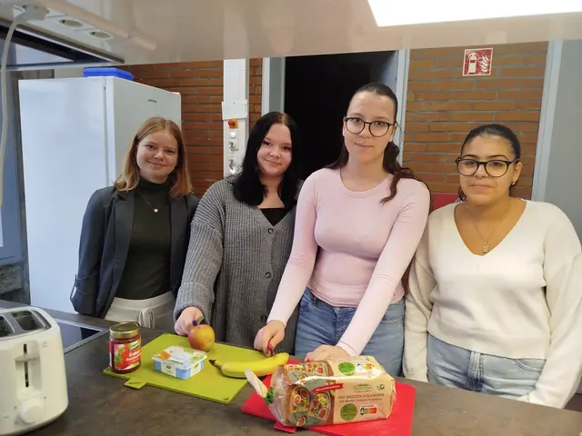 Butterbrotprojekt: Tabea Geweniger (3.v.l.) mit drei Schülerinnen der achten Klasse bereiten das Frühstücksbüffet vor zweimal in der Woche mit gesunden Lebensmitteln.  | Foto: kas