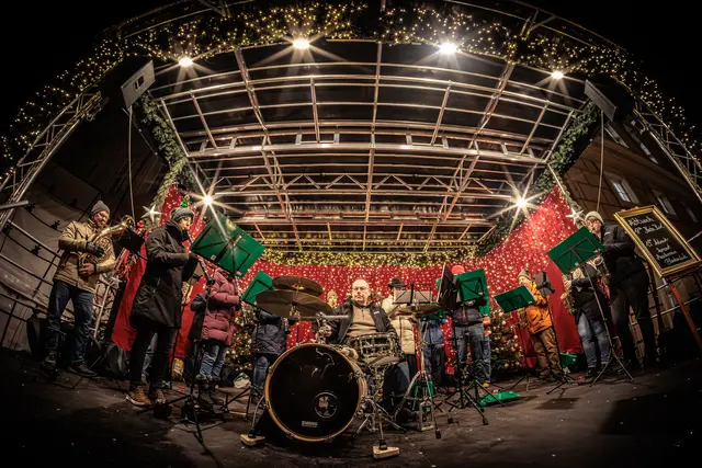 Bühnenprogramm auf dem Durlacher Weihnachtsmarkt | Foto: Paul Needham