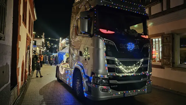 Ein besonderes Highlight: Die zauberhafte Absperrung zum Weihnachtsmarkt in Maikammer | Foto: Eva Bender