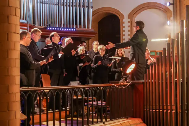 Ein zentrales Element des Gottesdienstes ist der Chorgesang.    | Foto: Andreas Preißig
