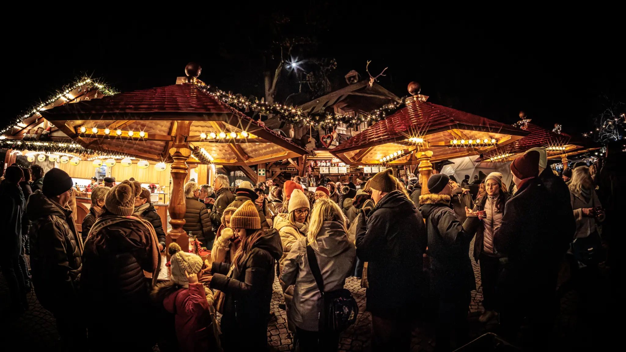 Abendstimmung-auf-dem-Durlacher-Weihnachtsmarkt-Gl-hwein-Handwerk-Mittelalter-Bildergalerie-