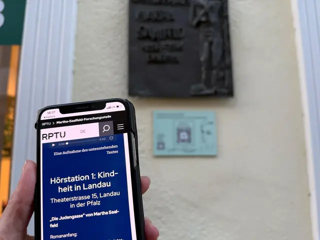 Start des Hörspaziergangs am Geburtshaus von Martha-Saalfeld in der Landauer Theaterstraße 13.  | Foto: Foto: RPTU