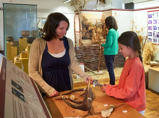 Besucherinnen in der Steinzeitabteilung des Städtischen Museums Bruchsal | Foto: Martin Heintzen