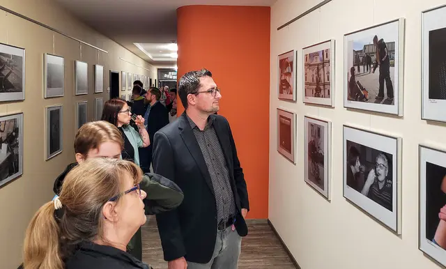 Hier die Ausstellung, vorne Ute Kaiser-Drogi, in der Mitte Schulleiter Marc André Müller  | Foto: Franz Rudolf Klos