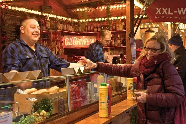 Eine Feuerwurst auf die Hand | Foto: Cornelia Bauer