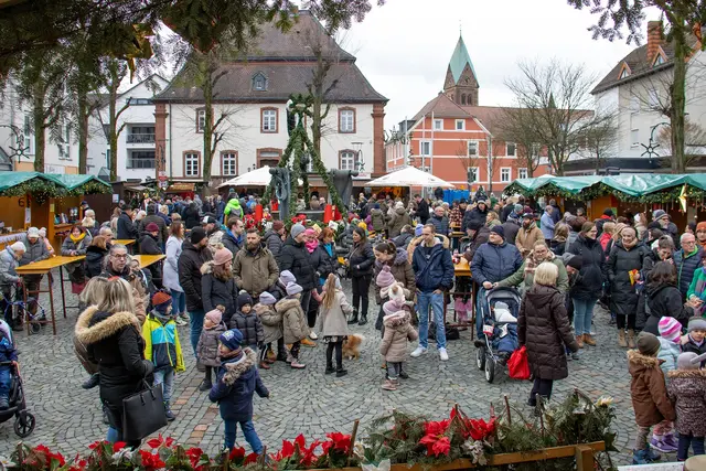 Am Samstag und Sonntag findet der Nikolausmarkt in Ramstein rund um den festlich geschmückten Marktbrunnen statt und sorgt für lebendiges vorweihnachtliches Treiben. | Foto: Stefan Layes