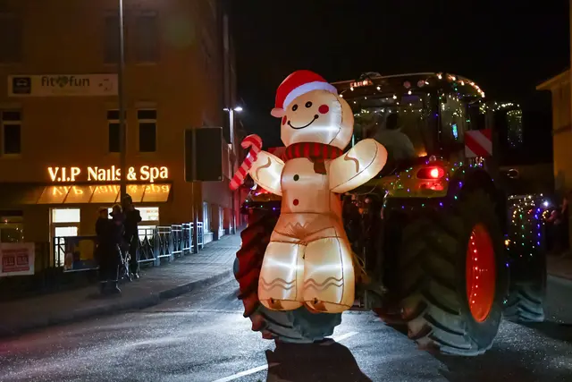 Der leuchtende Lebkuchenmann auf dem Traktor begeistert die Besucher der Lichterfahrt in Ramstein-Miesenbach. | Foto: Erik Stegner