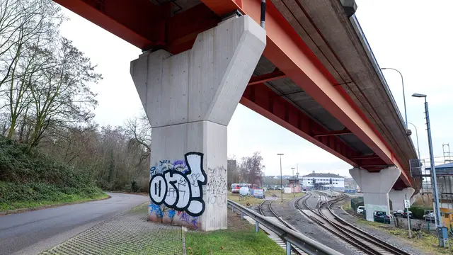 Rund um den Hauptbahnhof beginnen ab Montag die Arbeiten für den neuen 20-kV-Anschluss der Bahn – auch die Tunnelstraße ist davon betroffen. | Foto: Erik Stegner