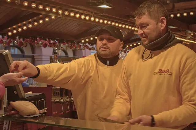 Fleißige Hände sorgen dafür, dass bei den Weihnachtsmarktbesuchern kulinarisch keine Wünsche offen bleiben | Foto: Cornelia Bauer