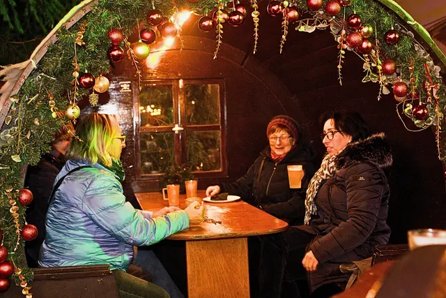 Der Speyerer Weihnachtsmarkt ist ein beliebter Treffpunkt und bietet bei all dem bunten Treiben auch viele Möglichkeiten, sich in aller Ruhe zu unterhalten | Foto: Cornelia Bauer