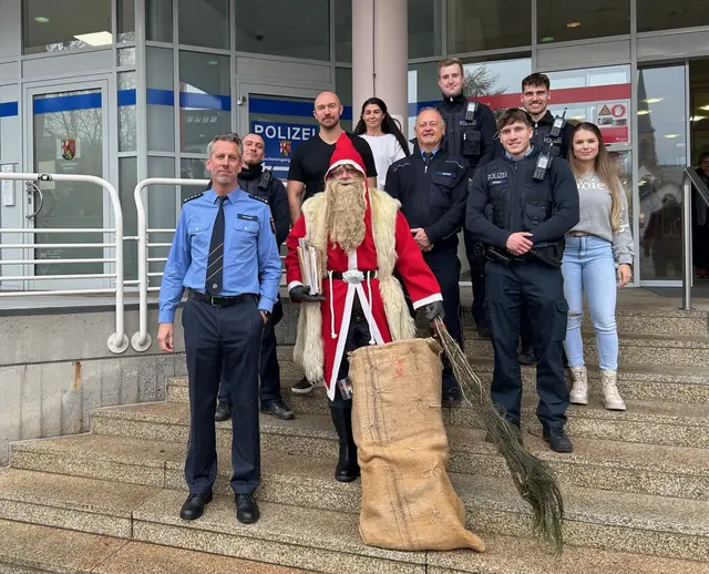 Nikolaus in der Polizeiinspektion zu Gast | Foto: Polizei Bad Bergzabern