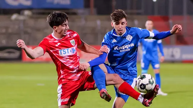 Intensiver Zweikampf wie so oft zwischen dem FK Pirmasens und Wormatia Worms: Silas Gutmann (rechts) greift energisch ein, muss am Samstag jedoch wegen Muskelproblemen pausieren. | Foto: Erik Stegner