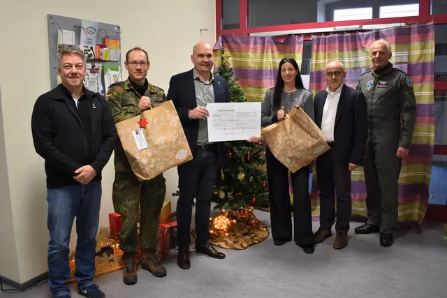 Michael Lakatos (v. l.), Oberstleutnant Christian Schmidt, Bürgermeister Manfred Schulz, Beigeordnete Anja Pfeiffer, Jugendreferatsleiter Ludwig Steiner und Oberst Stefan Kaufmann freuen sich über die Spende der Nato-Musikfestival-Stiftung | Foto: Stadt Kaiserslautern/gratis