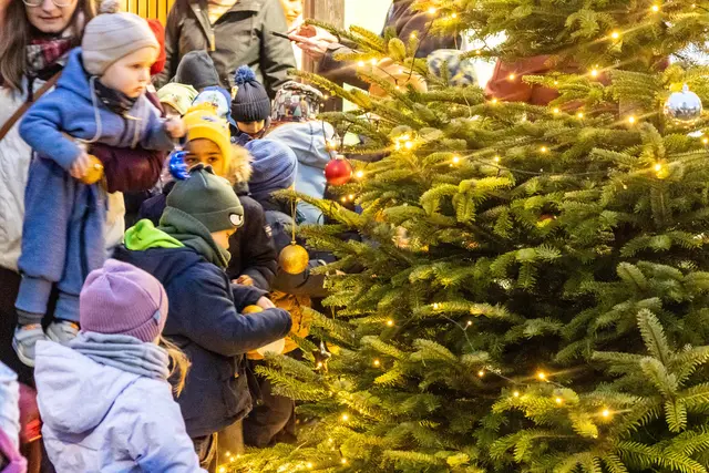 Kinder schmücken den Baum | Foto: Wolfgang Neuberth