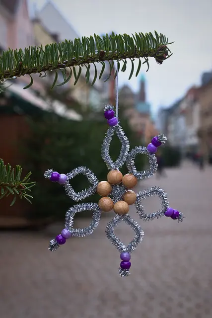Der Weihnachtsbaumschmuck in der Maximilianstraße ist selbst gemacht | Foto: Cornelia Bauer