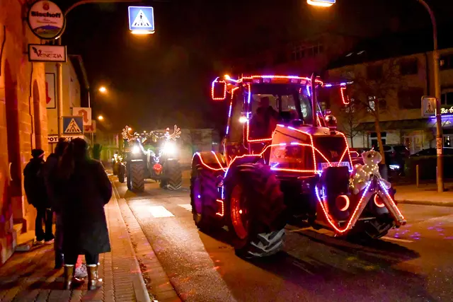 Weihnachtlich geschmückte Traktoren rollen durch Ramstein-Miesenbach und verwandeln die Straßen in ein Lichterspektakel. | Foto: Erik Stegner