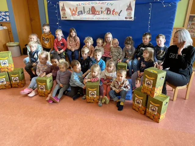 Die Kinder des Kindergartens „Waldwichtel“ in Dennweiler-Fronbach freuen sich über den leckeren Apfelsaft | Foto: Hildegard Marx